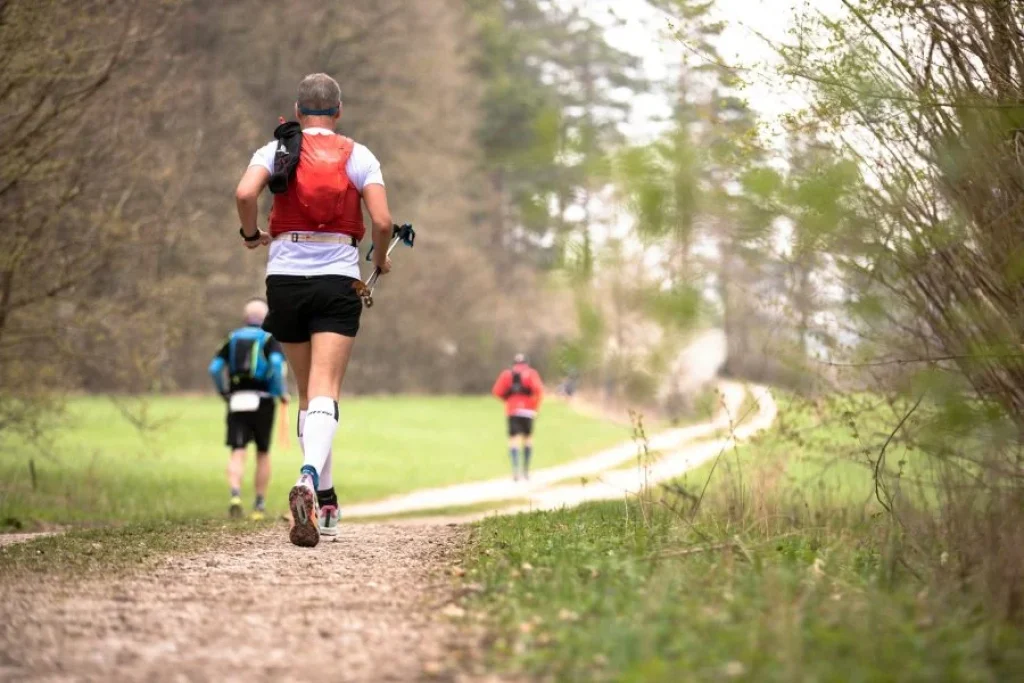 Un groupe de coureurs avec un équipement trail complet sur un 